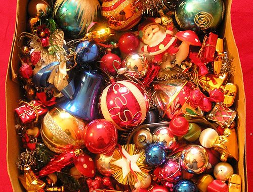 https://www.dakanhomes.com/wp-content/uploads/2020/12/212570-Box-Of-Assorted-Christmas-Decorations-1-500x380.jpg